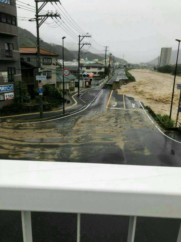 国道2号線を氾濫した瀬野川がえぐる