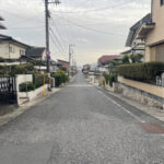 南西道路：幅員１０ｍの南西道路に面し、車庫入れが苦手な方でも安心のゆとりがあります！(外観)