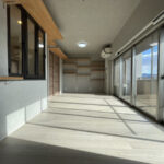 15.8帖のLDK！日当たり良好で明るいＬＤＫ。大きな窓から自然光がたっぷり差し込み、心地よく過ごせます。(内装)