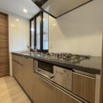 パントリー付きキッチン！食材や日用品をすっきり収納でき、作業スペースも広く保てます。(キッチン)