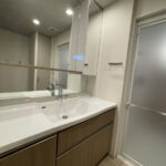 大きな鏡を備えた広々とした洗面台。朝の身支度もゆったり快適に行えます！