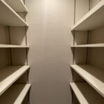 可動棚を備えたシューズインクローク。家族全員分の靴や外用品もまとめて収納可能です。